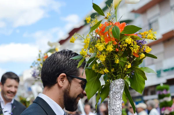 Sao sütyen De Alportel, Portekiz - 27 Mart 2016: Geleneksel dini alay çiçek meşaleler Festivali, Paskalya Pazar — Stok fotoğraf