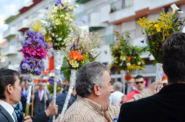 Sao sütyen De Alportel, Portekiz - 27 Mart 2016: Geleneksel dini alay çiçek meşaleler Festivali, Paskalya Pazar — Stok fotoğraf