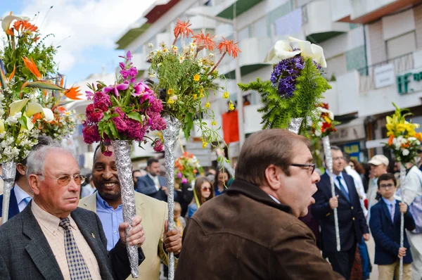 Sao sütyen De Alportel, Portekiz - 27 Mart 2016: Geleneksel dini alay çiçek meşaleler Festivali, Paskalya Pazar — Stok fotoğraf