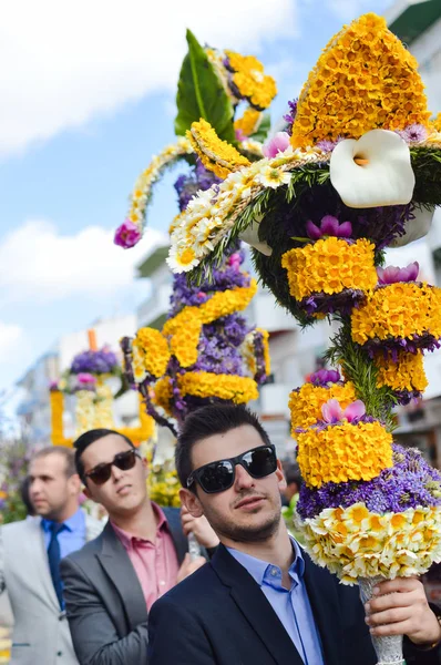 Sao sütyen De Alportel, Portekiz - 27 Mart 2016: Geleneksel dini alay çiçek meşaleler Festivali, Paskalya Pazar — Stok fotoğraf