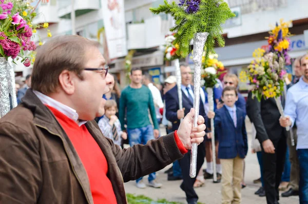 Sao sütyen De Alportel, Portekiz - 27 Mart 2016: Geleneksel dini alay çiçek meşaleler Festivali, Paskalya Pazar — Stok fotoğraf