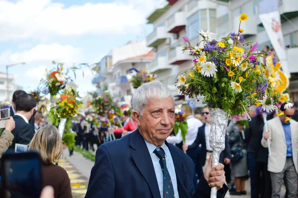 SAO BRAS DE ALPORTEL, PORTUGAL - 27 de marzo de 2016: Procesión religiosa tradicional del Festival de las Antorchas de las Flores, el domingo de Pascua —  Fotos de Stock