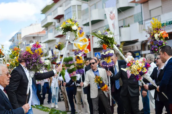 SAO BRAS DE ALPORTEL, PORTUGAL - 27 de marzo de 2016: Procesión religiosa tradicional del Festival de las Antorchas de las Flores, el domingo de Pascua —  Fotos de Stock