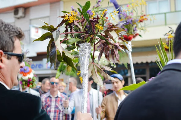 Sao sütyen De Alportel, Portekiz - 27 Mart 2016: Geleneksel dini alay çiçek meşaleler Festivali, Paskalya Pazar — Stok fotoğraf