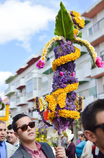 사오 브라 드 Alportel, 포르투갈-3 월 27 일, 2016: 전통적인 종교 행렬 꽃 횃불 축제, 부활절 일요일에 — 스톡 사진