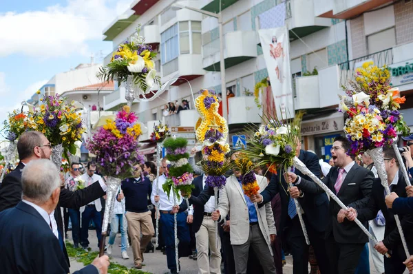 SAO BRAS DE ALPORTEL, PORTUGAL - 27 de marzo de 2016: Procesión religiosa tradicional del Festival de las Antorchas de las Flores, el domingo de Pascua —  Fotos de Stock