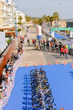 Portekiz, Avrupa - Nisan 2-3, 2016: Algarve Quarteira Etu triatlon Avrupa Kupası, güneşli açık arka plan