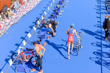 Portekiz, Avrupa - Nisan 2-3, 2016: Algarve Quarteira Etu triatlon Avrupa Kupası, güneşli açık arka plan