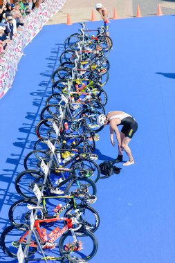 Portekiz, Avrupa - Nisan 2-3, 2016: Algarve Quarteira Etu triatlon Avrupa Kupası, güneşli açık arka plan