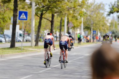 Portekiz, Avrupa - Nisan 2-3, 2016: Algarve Quarteira Etu triatlon Avrupa Kupası, güneşli açık arka plan