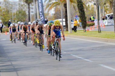 Portekiz, Avrupa - Nisan 2-3, 2016: Algarve Quarteira Etu triatlon Avrupa Kupası, güneşli açık arka plan