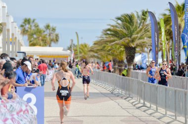 Portekiz, Avrupa - Nisan 2-3, 2016: Algarve Quarteira Etu triatlon Avrupa Kupası, güneşli açık arka plan