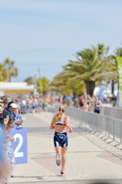 Portekiz, Avrupa - Nisan 2-3, 2016: Algarve Quarteira Etu triatlon Avrupa Kupası, güneşli açık arka plan