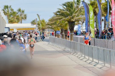 Portekiz, Avrupa - Nisan 2-3, 2016: Algarve Quarteira Etu triatlon Avrupa Kupası, güneşli açık arka plan