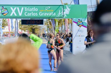 Portekiz, Avrupa - Nisan 2-3, 2016: Algarve Quarteira Etu triatlon Avrupa Kupası, güneşli açık arka plan