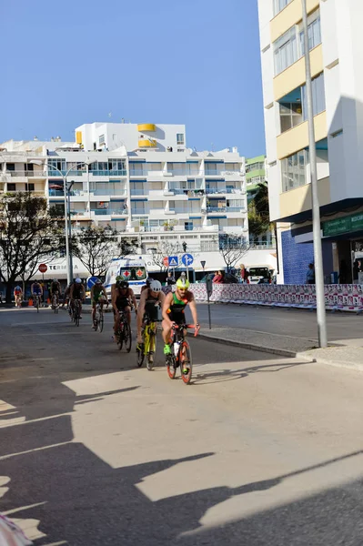 Portekiz, Avrupa - Nisan 2-3, 2016: Algarve Quarteira Etu triatlon Avrupa Kupası, güneşli açık arka plan — Stok fotoğraf