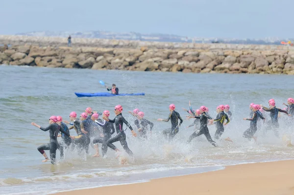 Portekiz, Avrupa - Nisan 2-3, 2016: Algarve Quarteira Etu triatlon Avrupa Kupası, güneşli açık arka plan