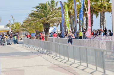 Portekiz, Avrupa - Nisan 2-3, 2016: Algarve Quarteira Etu triatlon Avrupa Kupası, güneşli açık arka plan