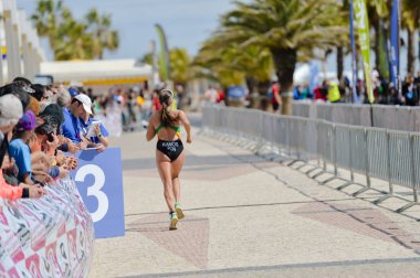 Portekiz, Avrupa - Nisan 2-3, 2016: Algarve Quarteira Etu triatlon Avrupa Kupası, güneşli açık arka plan