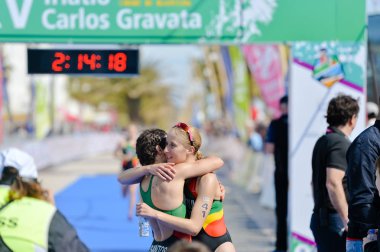 Portekiz, Avrupa - Nisan 2-3, 2016: Algarve Quarteira Etu triatlon Avrupa Kupası, güneşli açık arka plan