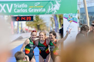 Portekiz, Avrupa - Nisan 2-3, 2016: Algarve Quarteira Etu triatlon Avrupa Kupası, güneşli açık arka plan
