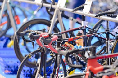 Portekiz, Avrupa - Nisan 2-3, 2016: Algarve Quarteira Etu triatlon Avrupa Kupası, güneşli açık arka plan