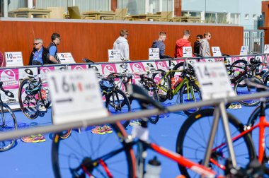 Portekiz, Avrupa - Nisan 2-3, 2016: Algarve Quarteira Etu triatlon Avrupa Kupası, güneşli açık arka plan