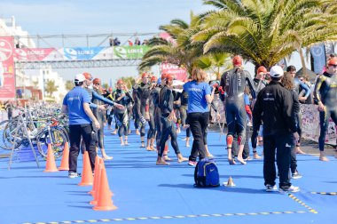 Portekiz, Avrupa - Nisan 2-3, 2016: Algarve Quarteira Etu triatlon Avrupa Kupası, güneşli açık arka plan