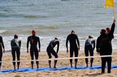 Portekiz, Avrupa - Nisan 2-3, 2016: Algarve Quarteira Etu triatlon Avrupa Kupası, güneşli açık arka plan