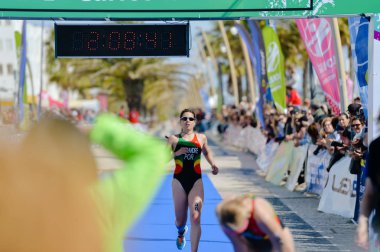 Portekiz, Avrupa - Nisan 2-3, 2016: Algarve Quarteira Etu triatlon Avrupa Kupası, güneşli açık arka plan