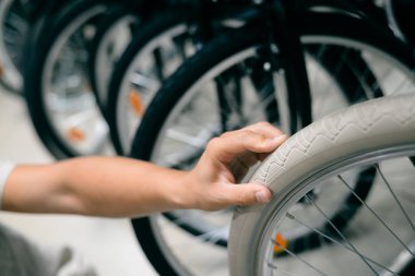 İnsan elinde bisiklet Lastiği kontrol yakın çekim