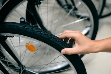 İnsan elinde bisiklet Lastiği kontrol yakın çekim