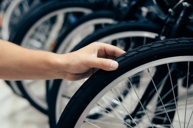 İnsan elinde bisiklet Lastiği kontrol yakın çekim