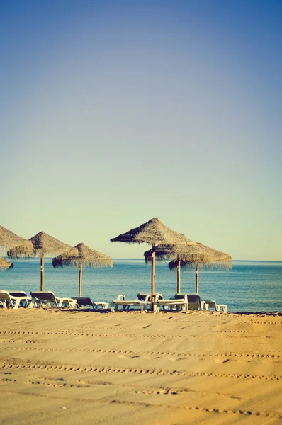 Vakantie en roeping afbeelding met Strandlounge en parasol op Oceaan Zee buiten zonnige achtergrond — Stockfoto