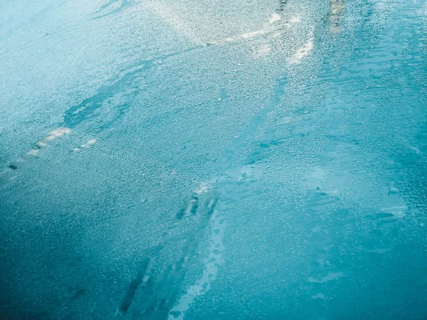 クローズ アップ自然なウェット車前面窓表面の抽象的な背景 — ストック写真