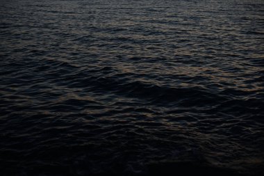 Geceleri su dalgası yüzeyinin soyut arka planı.