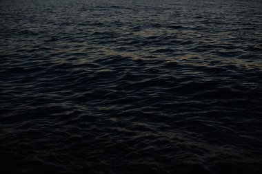 Gece su yüzeyinin soyut arka planı.