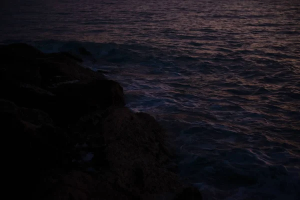 黑暗的海洋与月光 — 图库照片
