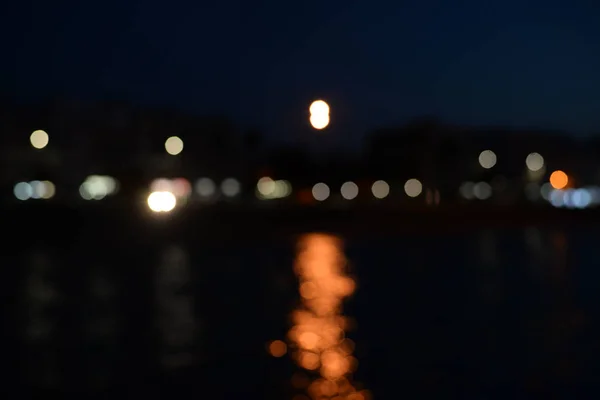 Bokeh ciudad o barco noche luces reflexión vista borroso fondo —  Fotos de Stock
