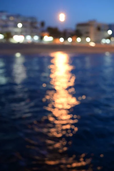 보케 시 또는 선박 야간 조명 반사 보기 흐림 배경 — 스톡 사진