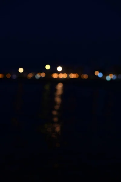 Bokeh ciudad o barco noche luces reflexión vista borroso fondo —  Fotos de Stock