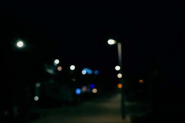 Gece Vakti Arka Planda Sokak Otoparkının Bokeh Işığından Arındırılmış Hali — Stok fotoğraf