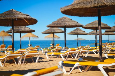 Beach turistler için hazır. Altın kum mavi gökyüzü açık havada doğa arka plan ile