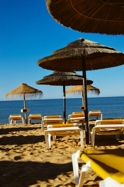 Strand bereit für Touristen. Goldener Sand mit blauem Himmel im Freien Natur Hintergrund — Stockfoto