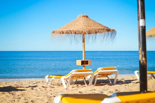 Stro Paraplu Oceaan Strand Algarve Portugal Zonnige Wal Ochtend Buiten — Stockfoto