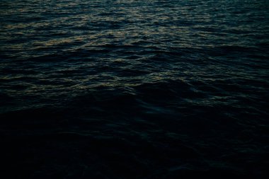 Geceleri su dalgası yüzeyinin soyut arka planı.