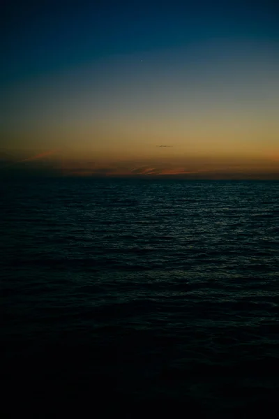 Přirozené Pozadí Krásného Slunečního Úsvitu Nad Hladinou Oceánu — Stock fotografie