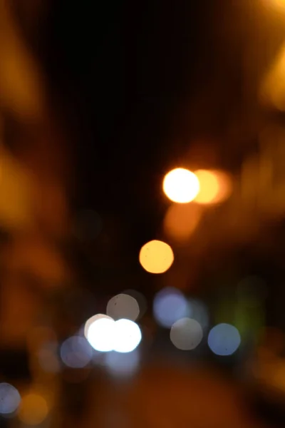 屋外の夜間に商店街のボケ光の背景 — ストック写真