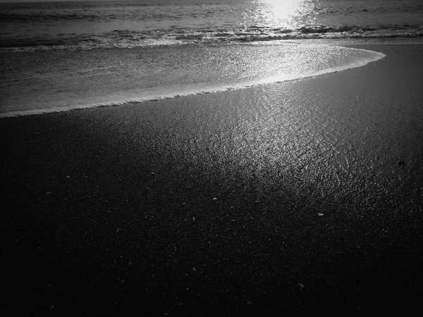 Bianco Mare Schiuma Nero Vulcanico Superficie Sabbiosa Spiaggia Sfondo Vista — Foto Stock