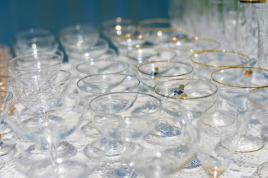 Arka planda parti kutlaması için boş bardaklar. Resmi yaklaştır